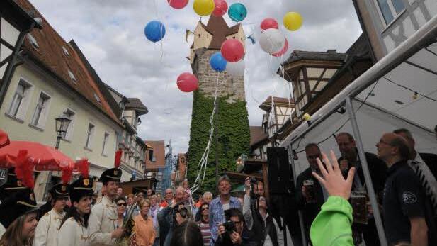 Großes Bild: Zur Eröffnung ließen Kinder mehrere Ballons steigen. Fotos: Roland Meister