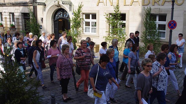 Bei der Schwedenprozession führten die Frauen den Zug an.  Foto: Heike Schülein