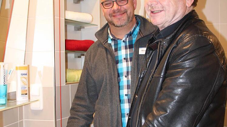 Architekt Bernd Heinrich (vorne) und Mike Mann, stellvertretende Pflegedienstleitung, zeigen die moderne Ausstattung. Foto: Ulrike Müller