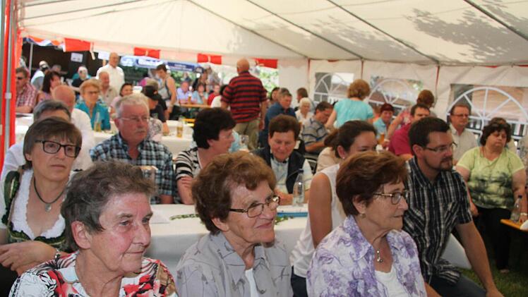 Schon zum Gottesdienst und zum Festkommers war ganz Kirchleus auf den Beinen.  Foto: Sonny Adam