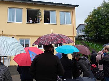 Die Grundschule in Dittlofsroda wurde energetisch saniert. Unser Foto zeigt das Gebäude bei der Kirmes. Archiv/Gerd Schaar