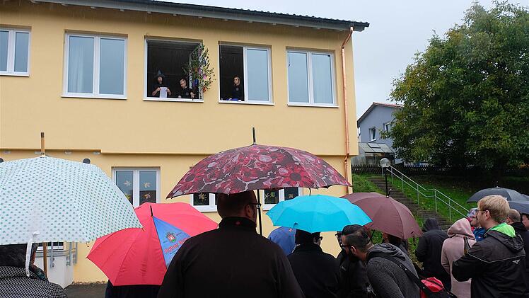 Die Grundschule in Dittlofsroda wurde energetisch saniert. Unser Foto zeigt das Gebäude bei der Kirmes. Archiv/Gerd Schaar