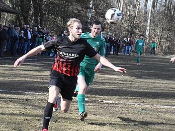 Nur in dieser Szene ist Michael Seith vom FC Reichenbach (vor Untererthals Sebastian Hüfner) der Sieger. Reichenbach unterliegt in Untererthal mit 0:2.Hopf