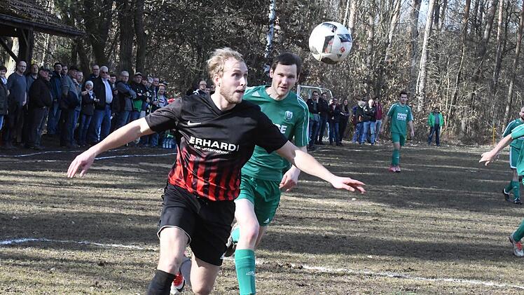 Nur in dieser Szene ist Michael Seith vom FC Reichenbach (vor Untererthals Sebastian Hüfner) der Sieger. Reichenbach unterliegt in Untererthal mit 0:2.Hopf