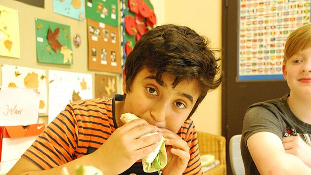 Abdelrahman aus den Vereinigten Emiraten l&auml;sst sich seinen Wrap schmecken. Noch ein paar Stunden zuvor hat er die Zutaten daf&uuml;r selbst geerntet.Christiane Lehmann