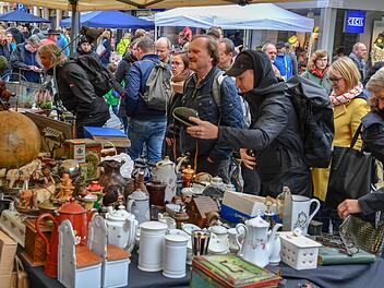 Rund 400 Händler an 500 Ständen: Da gab es für die Trödelfans viel zu entdecken. Foto: Ronald Rinklef