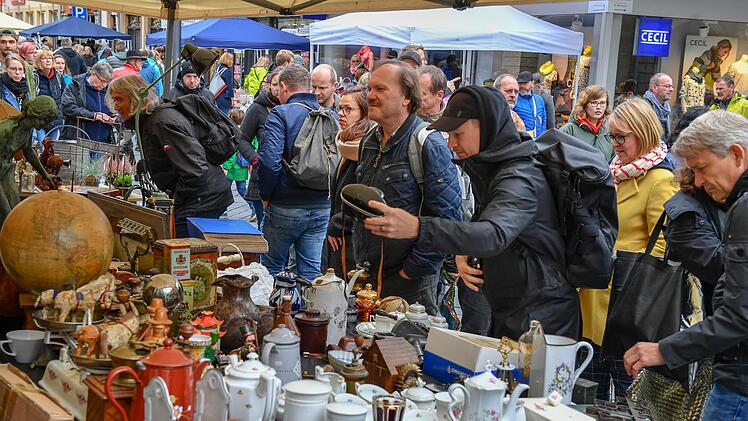Rund 400 Händler an 500 Ständen: Da gab es für die Trödelfans viel zu entdecken. Foto: Ronald Rinklef
