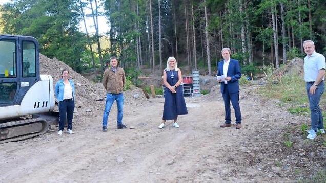 Über den guten Baufortschritt freuen sich (von links) Christina Kleylein-Doppel (Ingenieurbüro HTS-Plan Kronach), Stephan Lüttig (Bauleiter der Firma Rädlinger, Selbitz), Bürgermeisterin Susanne Grebner, Landrat Klaus Löffler, Gunter Dressel (Sachgebietsleiter Tiefbau Landkreis Kronach).  Foto: K.- H. Hofmann