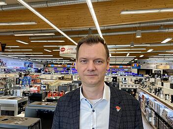 So menschenleer wie auf diesem Foto sieht der Elektronikfachmarkt Expert Schlegelmilch seit dem heutigen Mittwoch aus. Geschäftsführer Michael Schlegelmilch verspricht aber, telefonisch und online zusammen mit seinem Team für die Kunden erreichbar zu sein und Bestellungen noch vor Weihnachten auszuliefern.