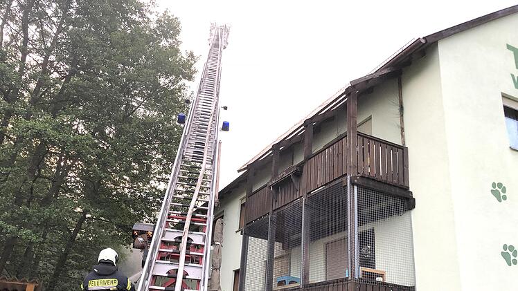 Es dauerte lange, bis die alte Drehleiter der Münnerstädter Feuerwehr so einparken konnte, dass das Feuer von oben bekämpft werden konnte. Foto: Susanne Will
