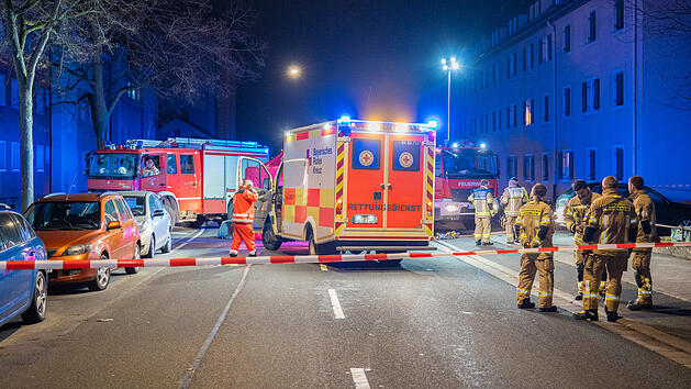 Auto kollidiert mit Mensch: Person noch an der Unfallstelle verstorben