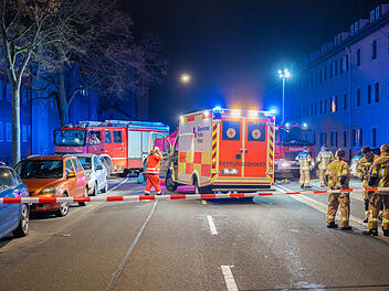 Auto kollidiert mit Mensch: Person noch an der Unfallstelle verstorben