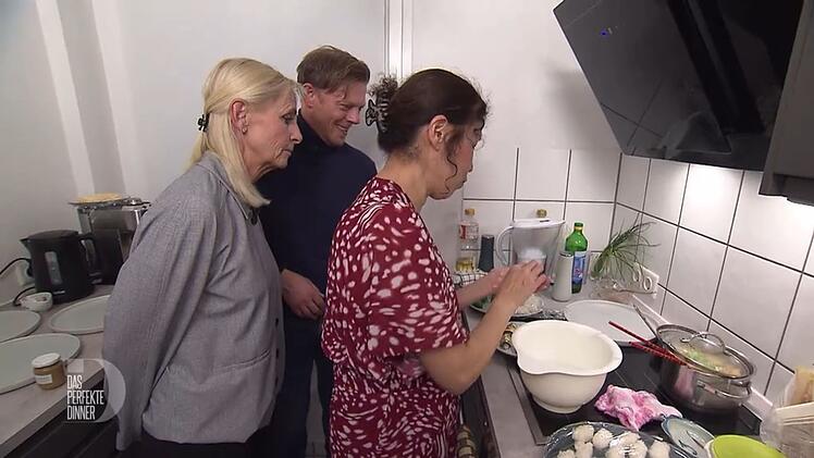 Jutta und Mark schauen Kayo fasziniert bei der Sushi-Zubereitung zu.