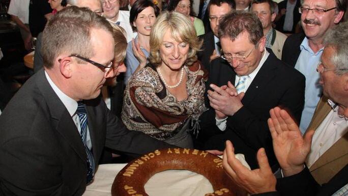 CSU-Stadtrat Wolfram Brehm überreicht dem frischgebackenen OB-Kandidaten Henry Schramm (mit Ehefrau Andrea) nach der Nominierung zur Stärkung für den Wahlkampf ein Brot. Fotos: Christian Holhut