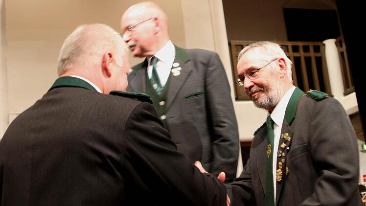 Für seine langjährige Jugendarbeit wurde Armin Schneider vom Schützenverein Oberschleichach (rechts) ausgezeichnet.