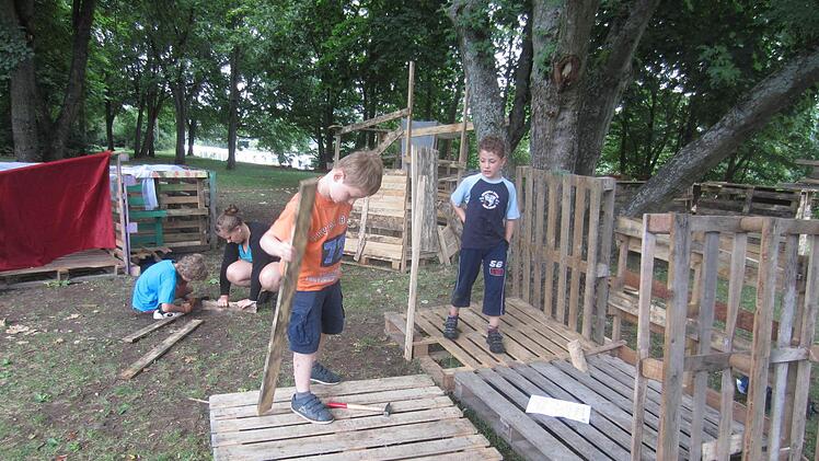 Bei der Arbeit: Paul, Tina, Thomas und Samuel.  Foto: Spielmobil
