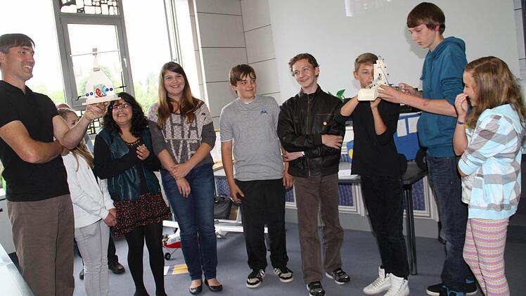 Für ihr selbstgebautes umweltfreundliches Spielzeug sprach die Jury der Schülerfirma "Hot-Work" der Pater-Lunkenbein-Mittelschule Ebensfeld ein Preisgeld von 400 Euro zu. Mit im Bild ist Jurymitglied Michael Stromer (links). Foto: Gerda Völk