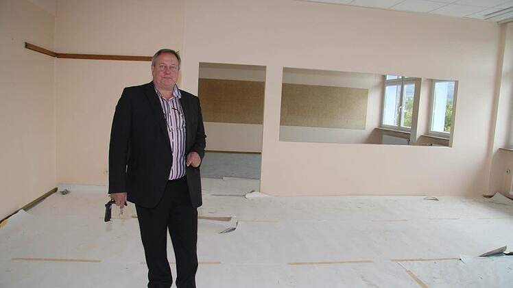 Bürgermeister Schmiechen macht sich ein Bild vom Baufortschritt: Im zweiten Obergeschoss entstand ein neues Klassenzimmer.