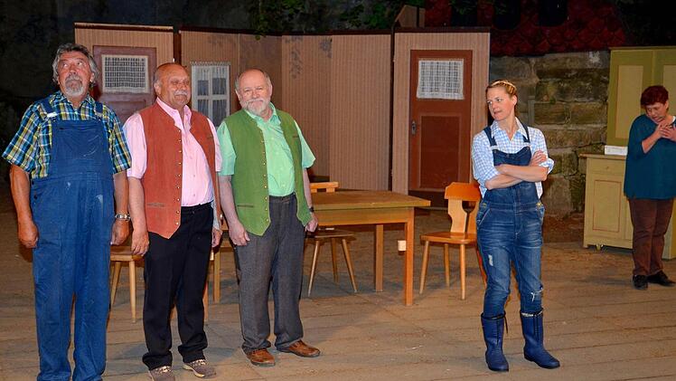 Unschuldsvolle Mienen zeigen die "Eisheiligen" Pangraz (Georg Küfner), Bonifaz (Walter Richter) und Servaz (Michael Knorr) gegenüber Jungbäuerin Kathrin (Sonja Welsch) und Haushälterin Sophia (Sonja Bayer). Foto: Dieter Hübner