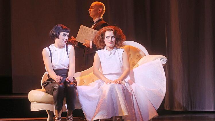 Szene aus "Ball im Savoy" am Landestheater CoburgFoto: Henning Rosenbusch