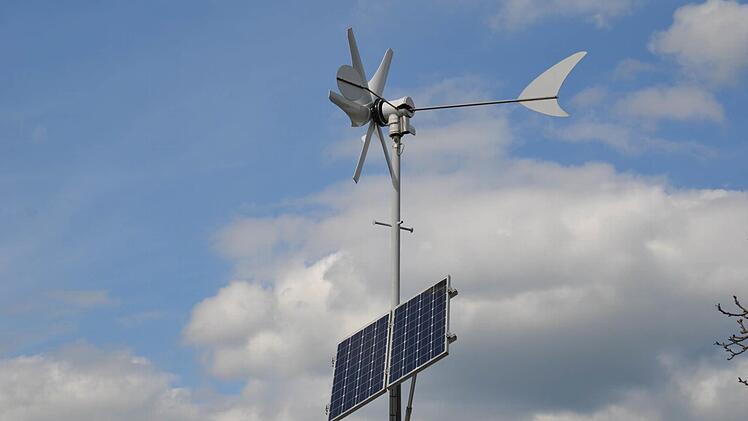 Im Garten der Familie Schmitt stehen einige selbstgebaute Teile, wie etwa dieses Windrad, in das die Nabe eines E-Bikes eingebaut ist. Foto: Kathrin Kupka-Hahn