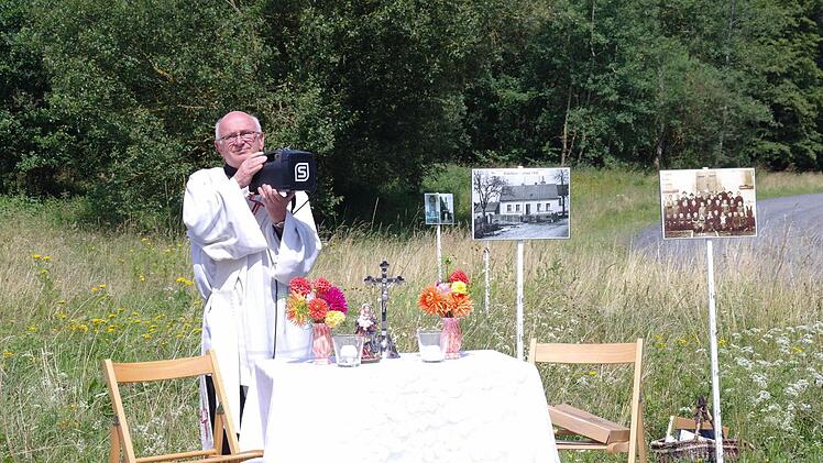 Diakon Christian Kubatko rief mit einer Aufnahme des Rothenrainer Glockenläutens zur Andacht.  Foto: Stephanie Elm