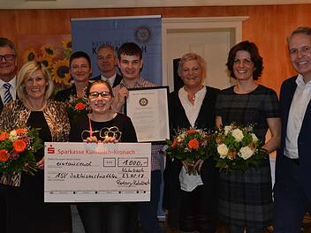 Der Sozialpreis der Kulmbacher Rotarier ging an das Team des ASV-Inklusionstriathlons. Im Bild (von links) Thomas Streng, Elke Proschka, Heike Schweens, Lisa-Marie Trivian, Alexander Meile, Justin Wienholz, Corinna Prell, Nicole Allstadt und Markus Stodden Foto: Uschi Prawitz