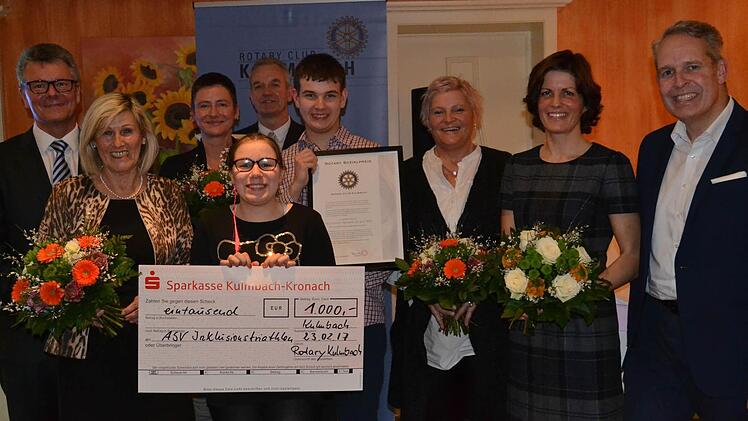 Der Sozialpreis der Kulmbacher Rotarier ging an das Team des ASV-Inklusionstriathlons. Im Bild (von links) Thomas Streng, Elke Proschka, Heike Schweens, Lisa-Marie Trivian, Alexander Meile, Justin Wienholz, Corinna Prell, Nicole Allstadt und Markus Stodden Foto: Uschi Prawitz