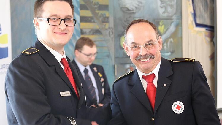 Der neue Kreisbereitschaftsleiter Marcel Thein (l.) nimmt die Glückwünsche vom scheidenden Bereitschaftsleiter Udo Hoppe entgegen . Foto: stemi