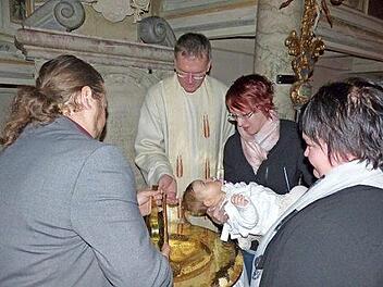 Bei der Feier der Osternacht in Untersteinach wurde Jule Fuhrmann getauft. Von links Vater Markus Fuhrmann, Pfarrer Wolfgang Oertel, Patin Theresa Schott und Mutter Silke. Foto: Klaus-Peter Wulf