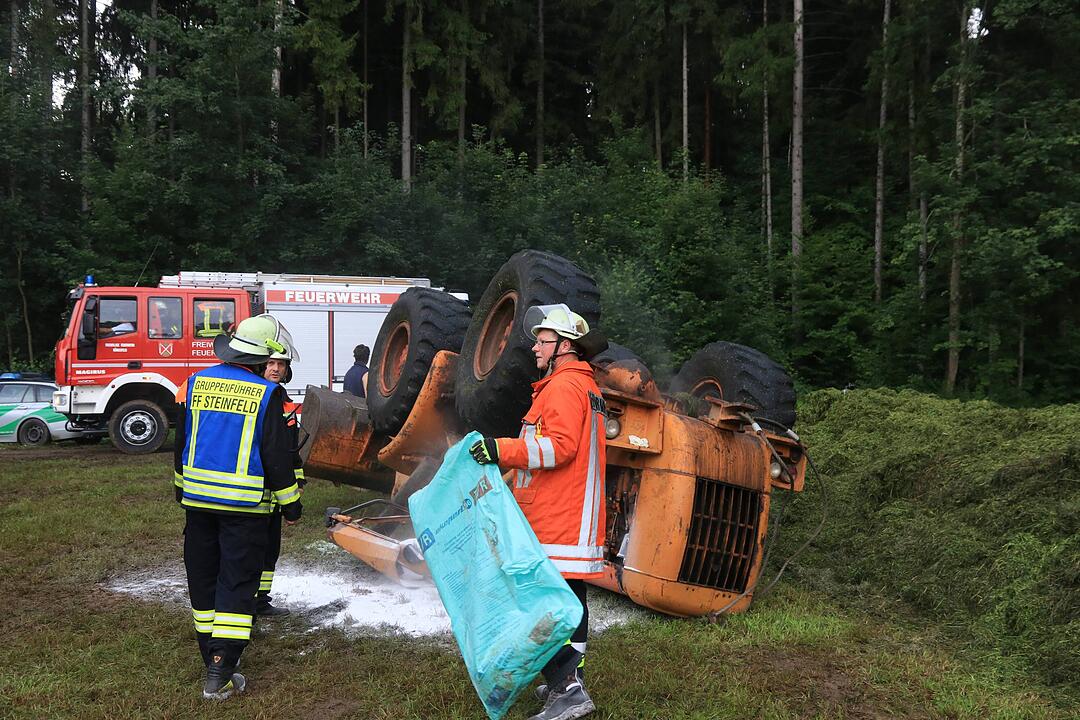 Radlader kippt im Kreis Bamberg um