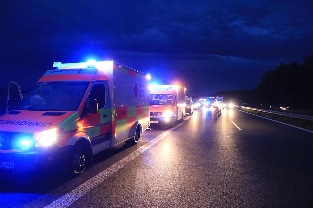 Autotransporter kracht in Stauende
