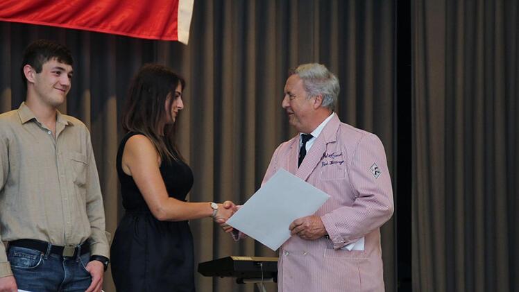Robert Schmitt, ehem. Obermeister der Fleisc herinnung gratuliert. Foto: Werner Vogel
