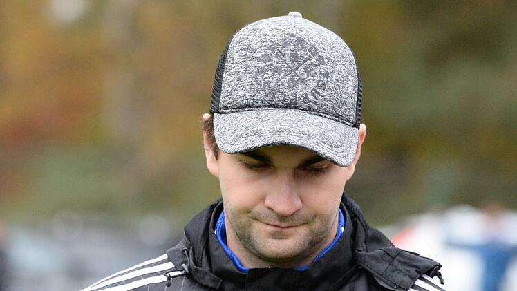 Kasendorfs Trainer Christoph Wächter wirkt nach der Niederlage gegen Mistelbach vor einer Woche bedrückt. Nach drei Niederlagen in Folge hat seine Mannschaft am Samstag aber die Chance, wieder oben in der Tabelle mitzuspielen. Foto: Peter Mularczyk