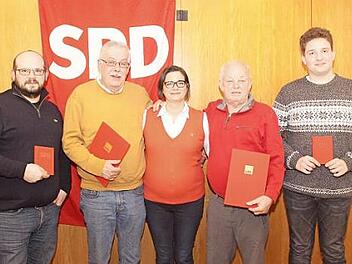 Vorsitzende Mechthild Weishaar-Glab (Mitte) ehrte treue SPD-Mitglieder und nahm zwei neue auf. Von links: Felix Glab, Martin Freundt, PaulNeudörfer und Daniel Jacoby.  Foto: Yannick Hupfer