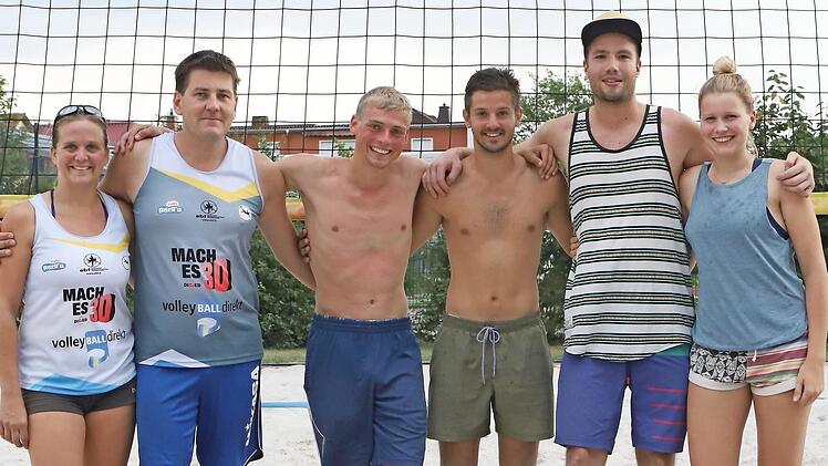 Die Top 3 der Stadtmeisterschaft (v.l.): Stefanie Sch&uuml;bel, Jan Bollow, Lars Ammon, Felix Meixner, Marius L&auml;genfelder und Malena Arnold