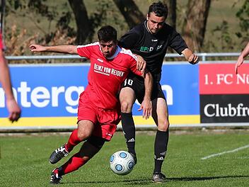 Zwei schwere Heimaufgaben haben die Reitscher mit Andre Welscher (schwarzes Trikot) am Wochenende gegen Steinberg und Unterrodach zu lösen. In diesem Spiel aus der Hinrunde gegen Alper Yürüks FC Hirschfeld gelang dies bei der 2:7-Heimniederlage nicht.  Foto: Heinrich Weiß