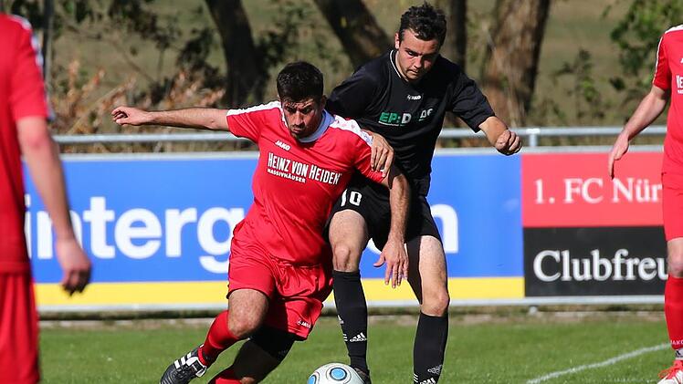 Zwei schwere Heimaufgaben haben die Reitscher mit Andre Welscher (schwarzes Trikot) am Wochenende gegen Steinberg und Unterrodach zu lösen. In diesem Spiel aus der Hinrunde gegen Alper Yürüks FC Hirschfeld gelang dies bei der 2:7-Heimniederlage nicht.  Foto: Heinrich Weiß