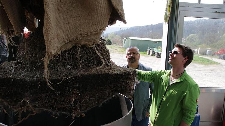 Andreas Munack und Holger Paff begutachten Erde und Wurzelraum in den Kübeln. Foto: Ralf Ruppert