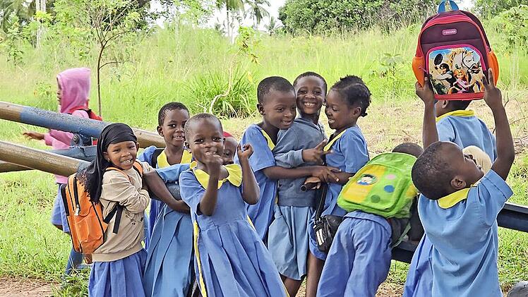 Kinder im Kindergarten Kiparang’anda freuen sich über mitgebrachte Schulsachen.
