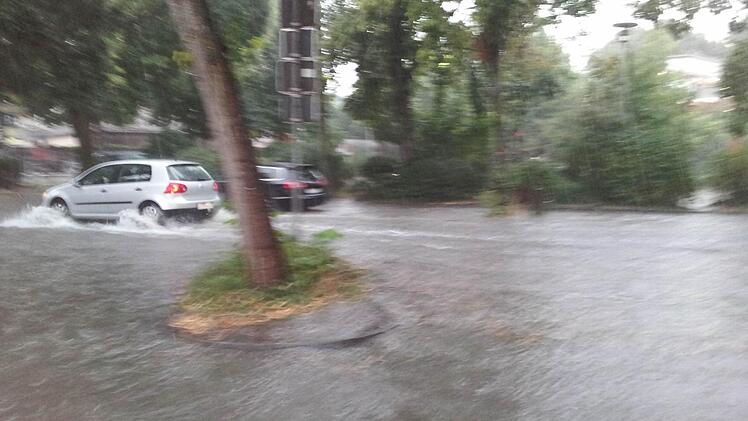 Die Straße vorm Kulturzentrum E-Werk - aufgenommen gegen 18 Uhr. Foto: Stefan Reinmann