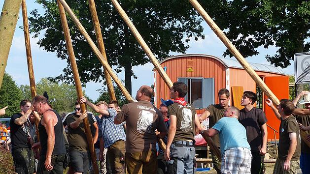 Die Kerwasburschen stemmten den Baum in die H&ouml;he.  Fotos: Pauline Lindner