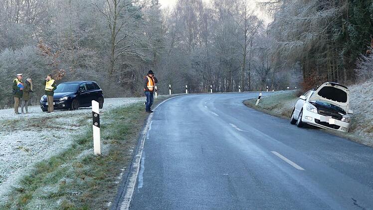 Links und rechts rutschten die Fahrzeuge zwischen Trebgast und Harsdorf von der Staatsstraße ab.