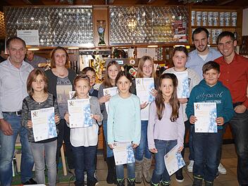 Die Blaskapelle ehrte Kinder, die das Juniorabzeichen ablegten: (hinten von links) Jugendbeauftragter Richard Dees, Jugendleiterin Rebecca Bauer, Julius Strobel, Anna Straub, Melina Bambach, Anna Brustmann, Stellvertretender Vorsitzender Julian Wahler und Vorsitzender Matthias Dees sowie (vorne von links) Rebecca Schubert, Diana Bellmann, Chiara und Mariel Augsten sowie Hannes Federlein.  Foto: Sebastian Dees