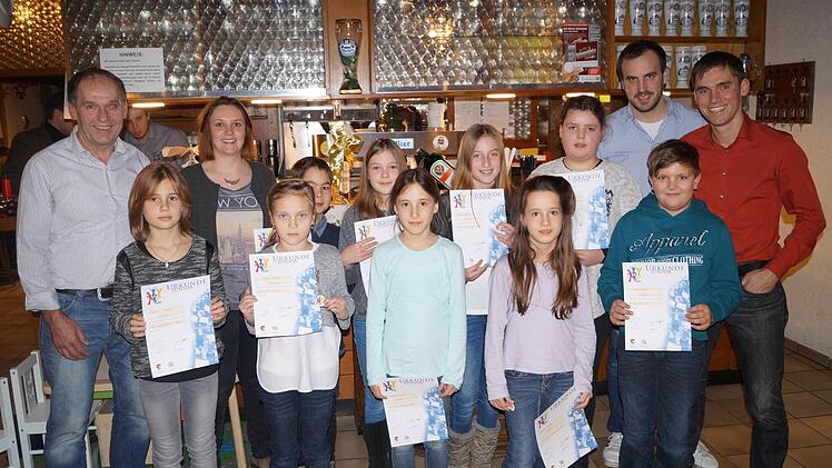 Die Blaskapelle ehrte Kinder, die das Juniorabzeichen ablegten: (hinten von links) Jugendbeauftragter Richard Dees, Jugendleiterin Rebecca Bauer, Julius Strobel, Anna Straub, Melina Bambach, Anna Brustmann, Stellvertretender Vorsitzender Julian Wahler und Vorsitzender Matthias Dees sowie (vorne von links) Rebecca Schubert, Diana Bellmann, Chiara und Mariel Augsten sowie Hannes Federlein.  Foto: Sebastian Dees