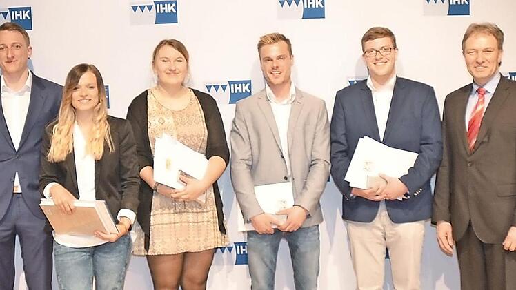 Die Prüfungsbesten mit Meisterpreisträgern der Weiterbildung: Christi Degen (Hauptgeschäftsführerin IHK), Sebastian Schmitt, Patricia Gleichmann, Lisa Frank (Meisterpreis), Janis Kroha, Fabian Hempfling (Meisterpreis), Landrat Klaus Löffler und IHK-Vizepräsident Hans Rebhan Fotos: Karl-Heinz Hofmann