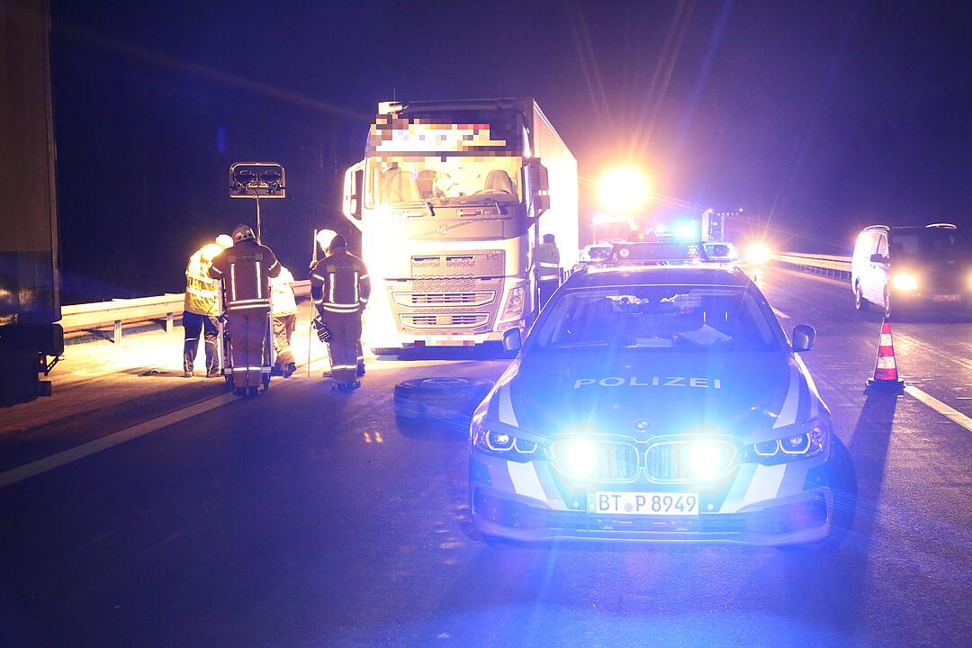 Tödlicher Unfall auf A9: Mann stirbt bei Kollision mit Lkw