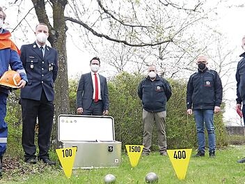 Eigentlich kann es losgehen: Den neuen Wettkampfkoffer f&uuml;r die Deutsche Jugendleistungsspange haben (von links) Feuerwehranw&auml;rter Nils Forkel (D&ouml;rfles-Esbach), Jugendwart Daniel M&ouml;ller (D&ouml;rfles-Esbach), Stefan Schneyer (Sparkasse Coburg-Lichtenfels), Oliver Rupp, Stefan P&uuml;ls und Manfred Lorenz vorgestellt.