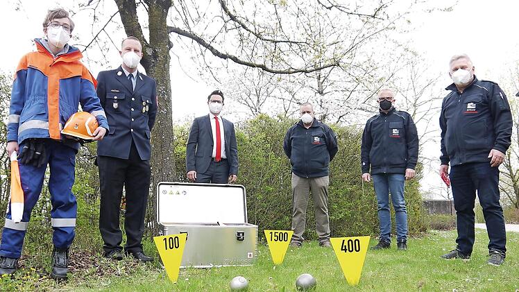 Eigentlich kann es losgehen: Den neuen Wettkampfkoffer f&uuml;r die Deutsche Jugendleistungsspange haben (von links) Feuerwehranw&auml;rter Nils Forkel (D&ouml;rfles-Esbach), Jugendwart Daniel M&ouml;ller (D&ouml;rfles-Esbach), Stefan Schneyer (Sparkasse Coburg-Lichtenfels), Oliver Rupp, Stefan P&uuml;ls und Manfred Lorenz vorgestellt.