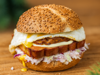 "Kein langweiliger Standard": Erste Leberkäse-Bar in Nürnberg mit besonderem Konzept